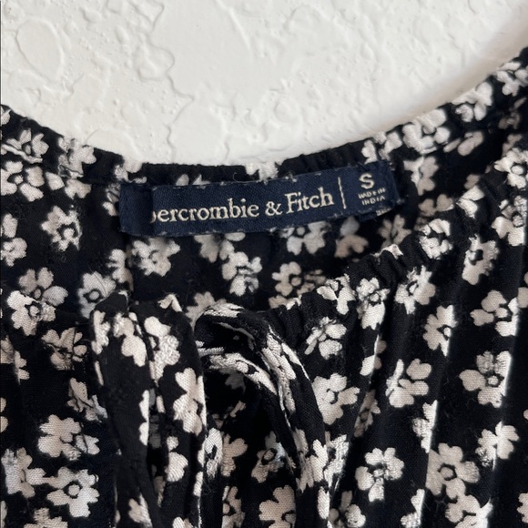 Abercrombie & Fitch Black & White Floral Smocked Blouse - Picture 4 of 6